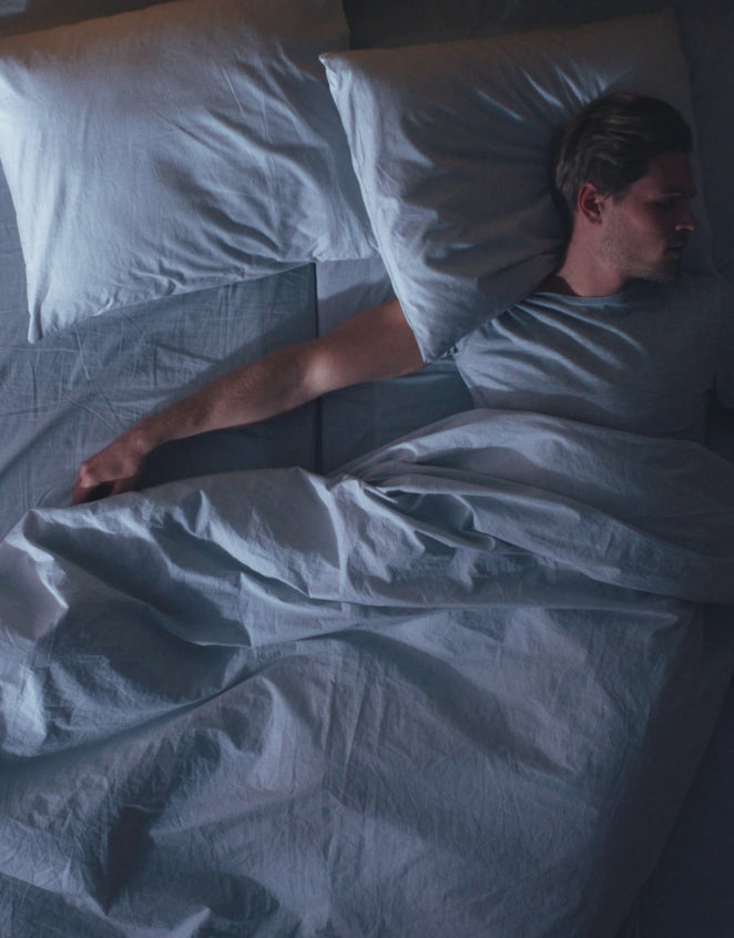 An overhead shot of a man sleeping, with infographics stating that 1 billion people are affected by sleep issues worldwide, and the global diagnosis rate is only 10-20%. This highlights the health problem that a smart ring is designed to monitor.